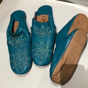 Leather snowflake embroidered slip on slippers